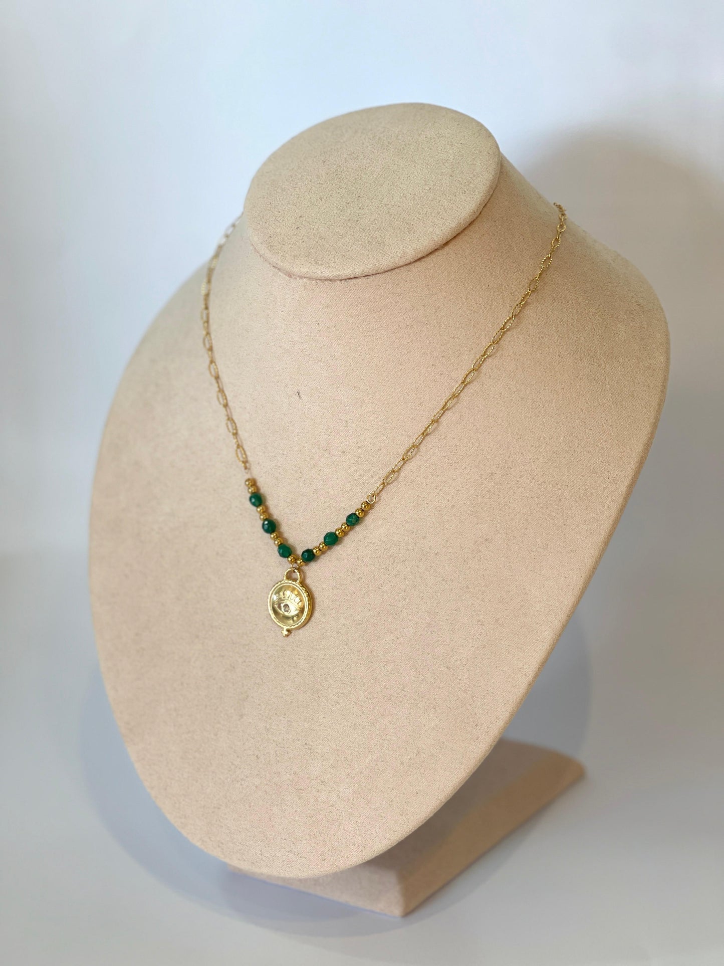 Collar piedras verdes